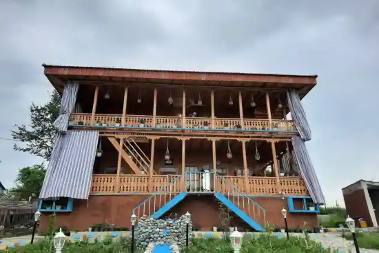 اقامتگاه بومگردی گلناز