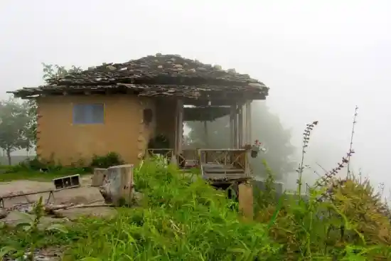 اقامتگاه بوم‌گردی لوتک