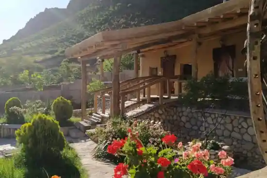 اقامتگاه بومگردی حافظ-1