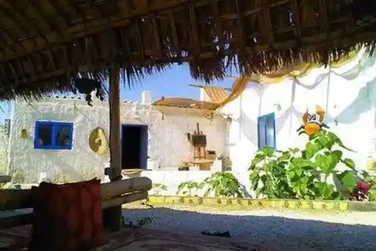 اقامتگاه بوم‌گردی شنیوب