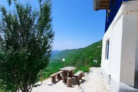 اقامتگاه بوم‌گردی تتا