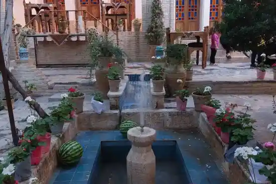 اقامتگاه سنتی خانه محلاتی ها-1