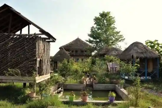 اقامتگاه بومگردی لوتکا