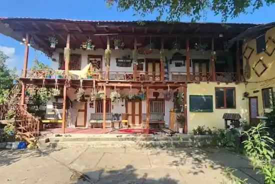 اقامتگاه بوم‌گردی کلبه پرچین