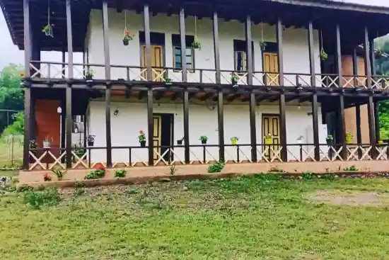 اقامتگاه بومگردی پائیزان-1