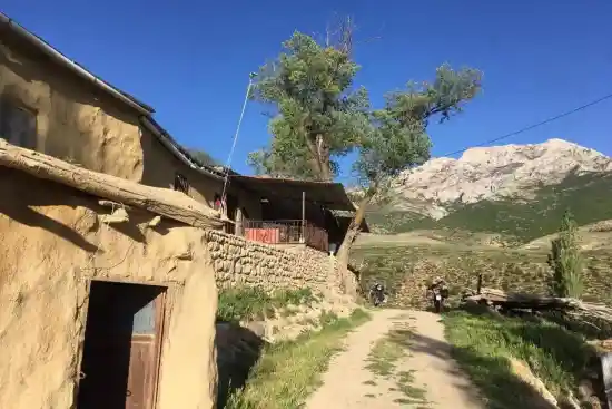 اقامتگاه بومگردی سورت