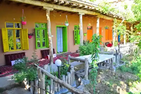 اقامتگاه بومگردی محبت رویین