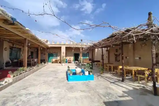 اقامتگاه بومگردی نقش رستم-1