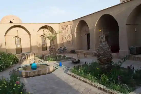 اقامتگاه بوم‌گردی نخل و نرگس