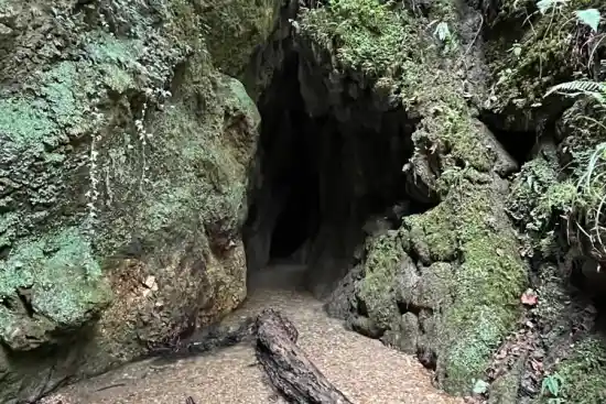 آبشار و غار دئیز