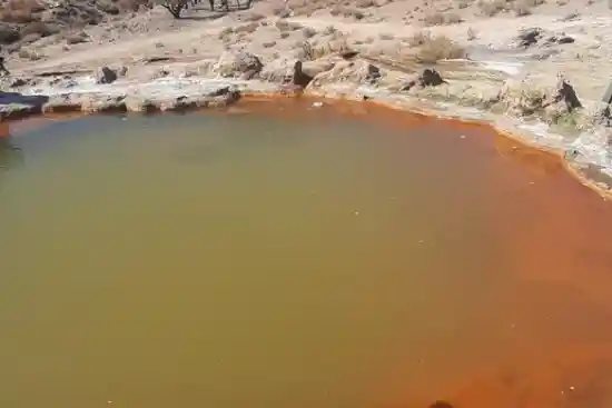 چشمه آب سرخ