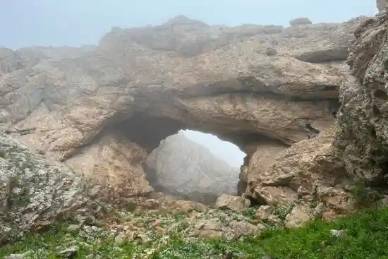 طاق سنگی گریوان