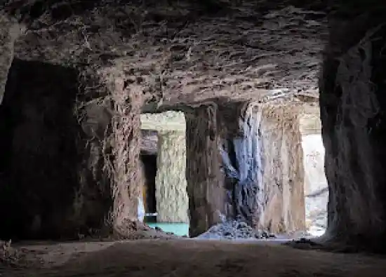 غار نمکی گرمسار