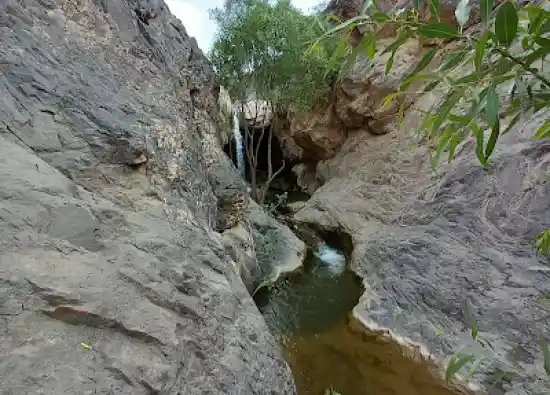 آبشار آب دام دام