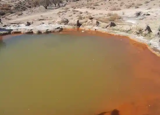 چشمه آب سرخ