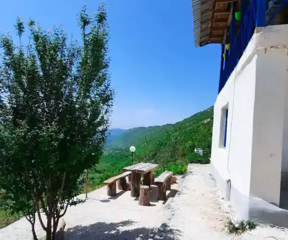 اقامتگاه بومگردی تتا-1