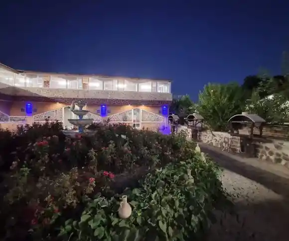 اقامتگاه بومگردی به بارت-1