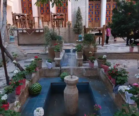 اقامتگاه سنتی خانه محلاتی ها-1