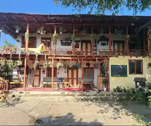 اقامتگاه بومگردی کلبه پرچین-1