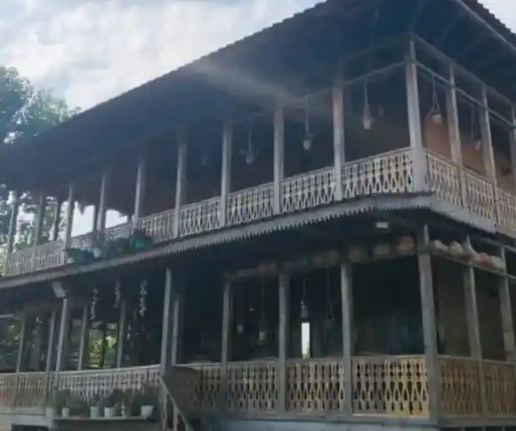 اقامتگاه بومگردی سرای فخر-1