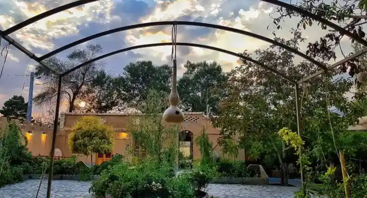 اقامتگاه بومگردی موبد