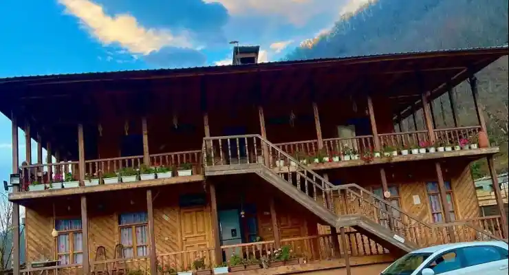 اقامتگاه بومگردی میشین