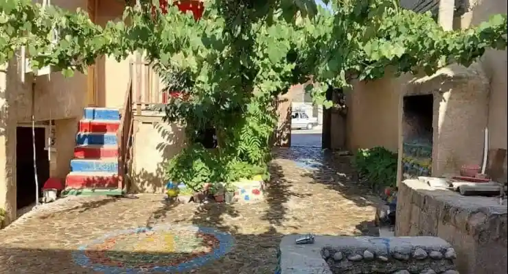 اقامتگاه بومگردی آبشاران لوه