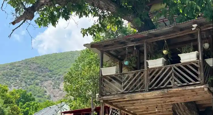 اقامتگاه بومگردی تورنه