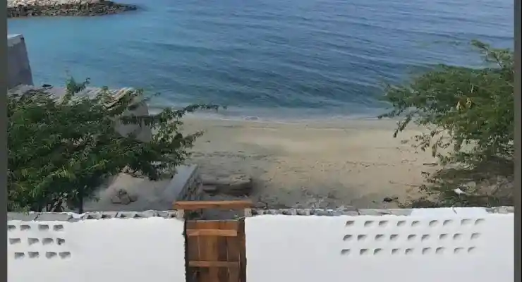 اقامتگاه بومگردی روزنه لاوان