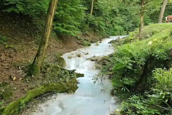 رودخانه فیروزه ای برار