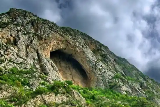 غار دژ اسپهبد خورشید