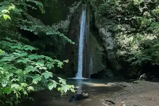 آبشار ناودانی خاک پیرزن