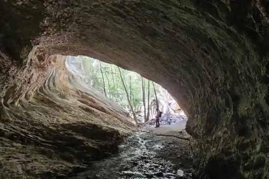 غار روستای کاستان