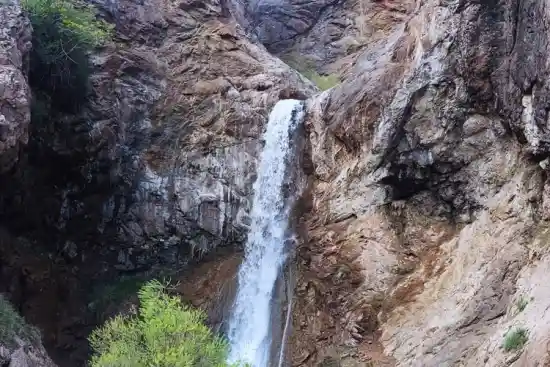 آبشار سفید آب