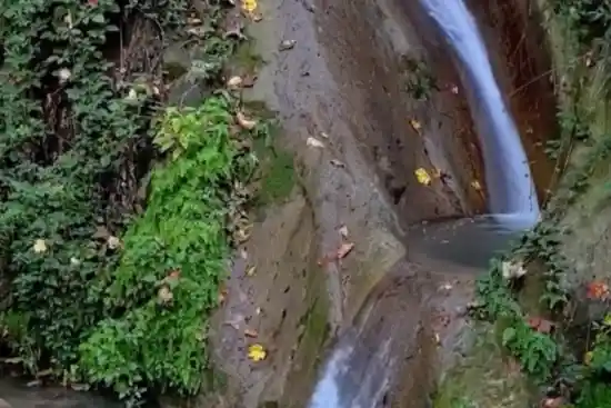 آبشار سنگ سوراخ کوهمیان